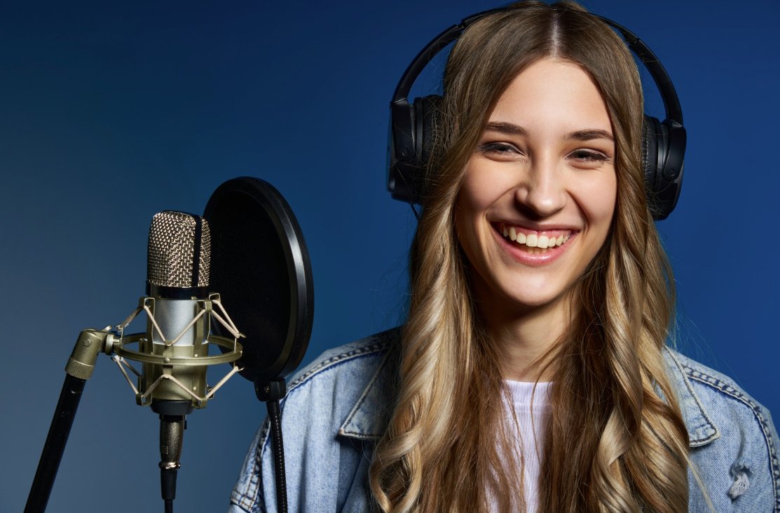 Presentadora grabando un podcast con auriculares y micrófono
